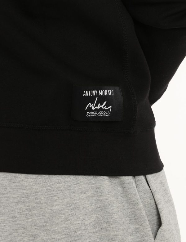 Felpa Antony Morato nera stampata - COMPOSIZIONE E VESTIBILITÀ:63% cotone 37% poliestere Il modello è alto 178 cm e indossa