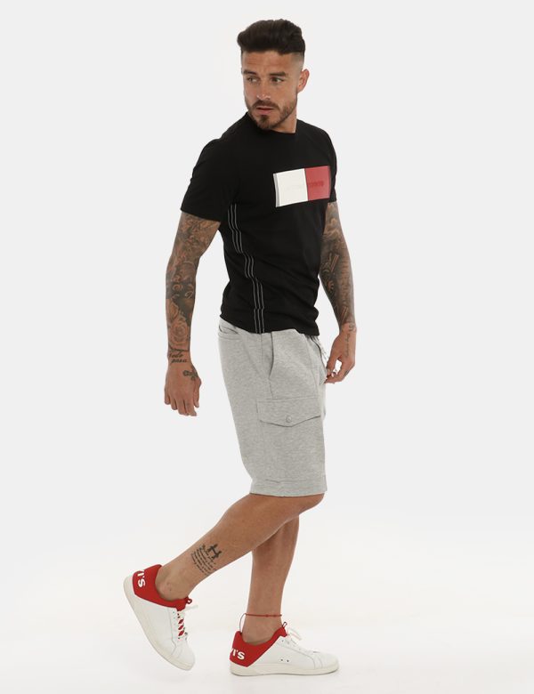 Bermuda Antony Morato tuta grigio - COMPOSIZIONE E VESTIBILITÀ:63% cotone 37% poliestereIl modello è alto 178 cm e indossa l