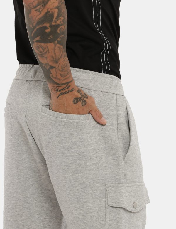Bermuda Antony Morato tuta grigio - COMPOSIZIONE E VESTIBILITÀ:63% cotone 37% poliestereIl modello è alto 178 cm e indossa l