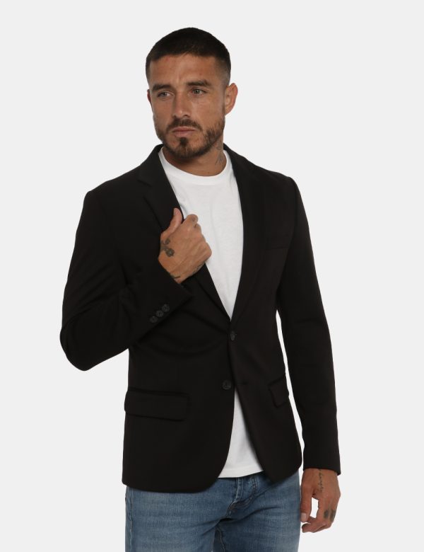 Giacca Antony Morato nero - COMPOSIZIONE E VESTIBILITÀ:78% poliestere 17% viscosa 5% elastanIl modello è alto 178 cm e indos