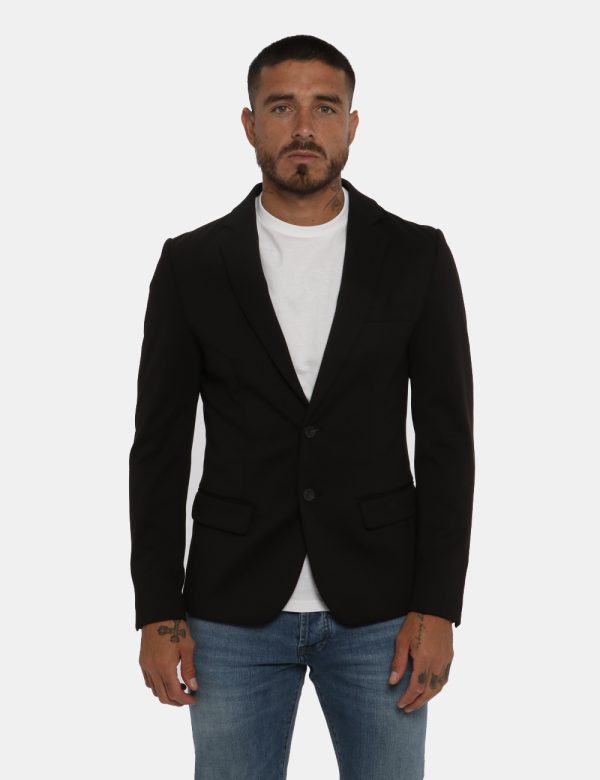 Giacca Antony Morato nero - COMPOSIZIONE E VESTIBILITÀ:78% poliestere 17% viscosa 5% elastanIl modello è alto 178 cm e indos