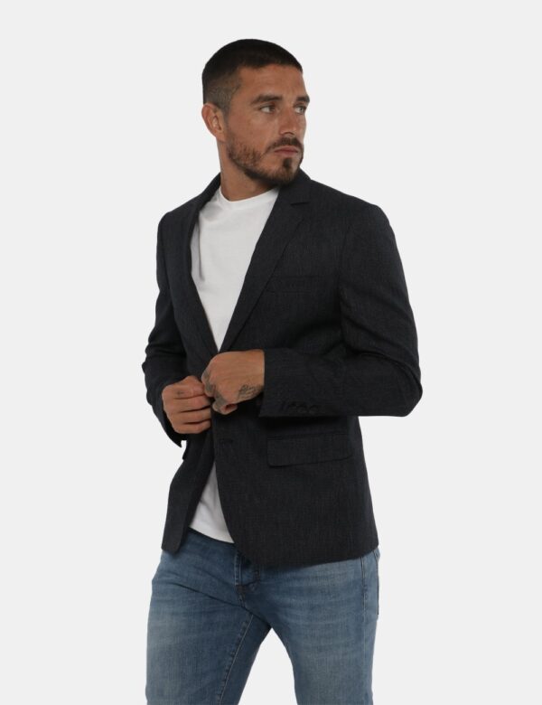 Giacca Antony Morato blu - COMPOSIZIONE E VESTIBILITÀ:80% poliestere 18% viscosa 2% elastanIl modello è alto 178 cm e indoss
