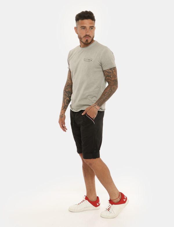 Bermuda Antony Morato nero - COMPOSIZIONE E VESTIBILITÀ:100% cotoneIl modello è alto 178 cm e indossa la taglia 48. La vesti