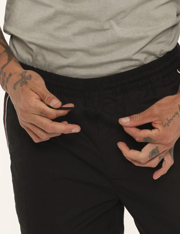 Bermuda Antony Morato nero - COMPOSIZIONE E VESTIBILITÀ:100% cotoneIl modello è alto 178 cm e indossa la taglia 48. La vesti