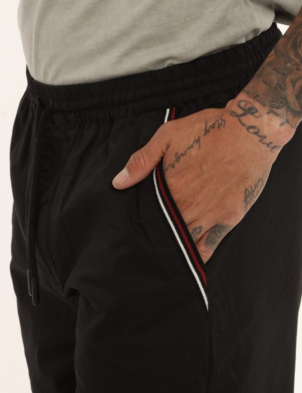 Bermuda Antony Morato nero - COMPOSIZIONE E VESTIBILITÀ:100% cotoneIl modello è alto 178 cm e indossa la taglia 48. La vesti