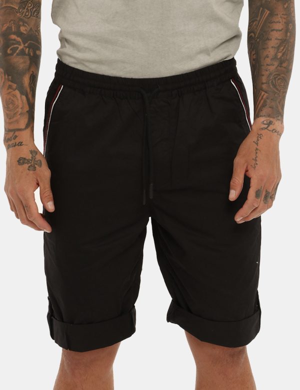 Bermuda Antony Morato nero - COMPOSIZIONE E VESTIBILITÀ:100% cotoneIl modello è alto 178 cm e indossa la taglia 48. La vesti
