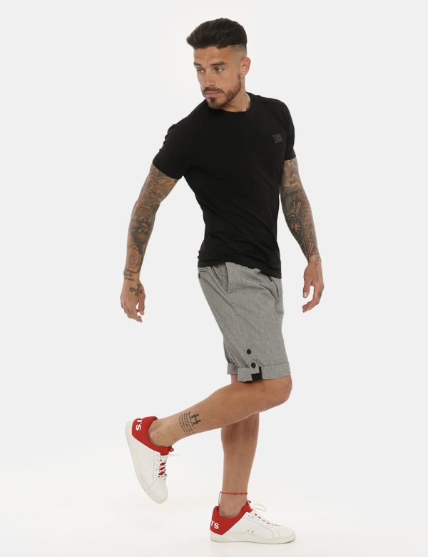 Bermuda Antony Morato bianco/nero quadrettato - COMPOSIZIONE E VESTIBILITÀ:100% cotoneIl modello è alto 178 cm e indossa la