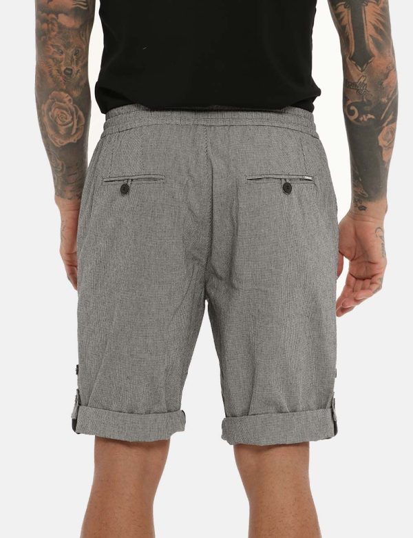 Bermuda Antony Morato bianco/nero quadrettato - COMPOSIZIONE E VESTIBILITÀ:100% cotoneIl modello è alto 178 cm e indossa la