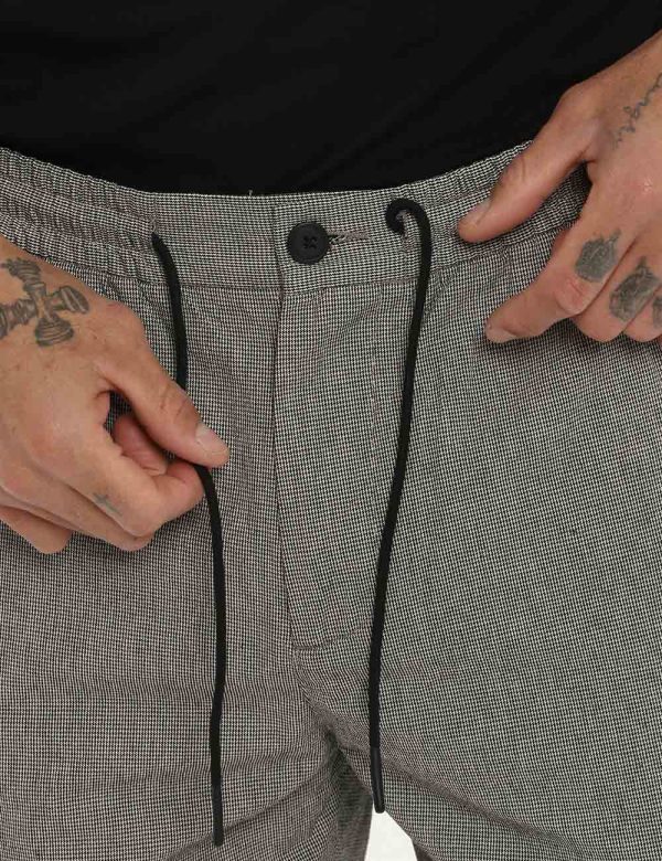 Bermuda Antony Morato bianco/nero quadrettato - COMPOSIZIONE E VESTIBILITÀ:100% cotoneIl modello è alto 178 cm e indossa la