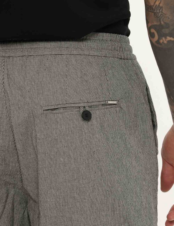 Bermuda Antony Morato bianco/nero quadrettato - COMPOSIZIONE E VESTIBILITÀ:100% cotoneIl modello è alto 178 cm e indossa la