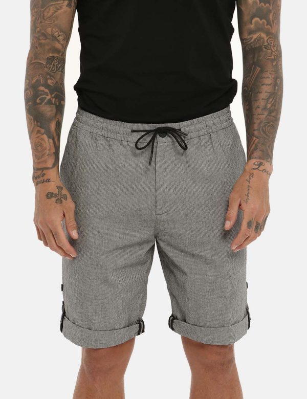 Bermuda Antony Morato bianco/nero quadrettato - COMPOSIZIONE E VESTIBILITÀ:100% cotoneIl modello è alto 178 cm e indossa la