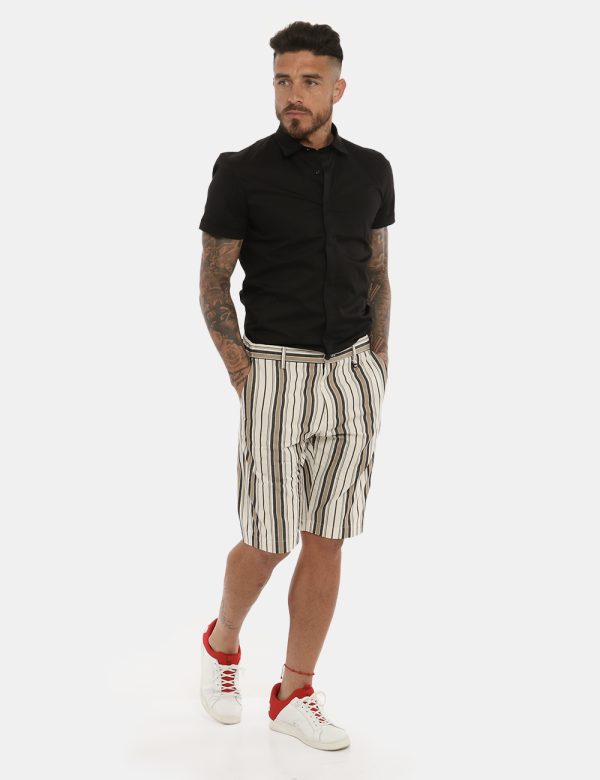 Bermuda Antony Morato rigato beige - COMPOSIZIONE E VESTIBILITÀ:100% cotoneIl modello è alto 178 cm e indossa la taglia 48.