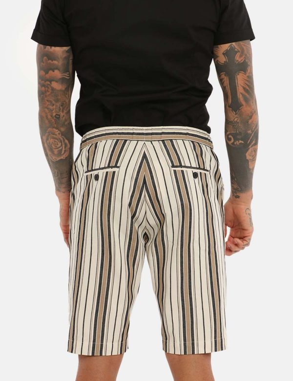 Bermuda Antony Morato rigato beige - COMPOSIZIONE E VESTIBILITÀ:100% cotoneIl modello è alto 178 cm e indossa la taglia 48.