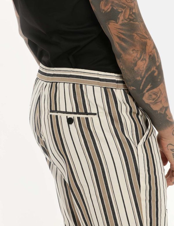 Bermuda Antony Morato rigato beige - COMPOSIZIONE E VESTIBILITÀ:100% cotoneIl modello è alto 178 cm e indossa la taglia 48.