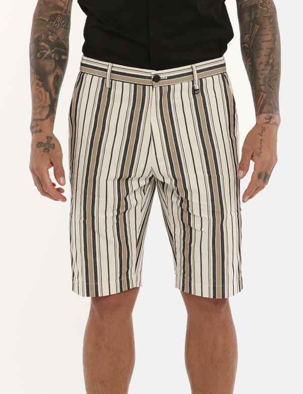 Bermuda Antony Morato rigato beige - COMPOSIZIONE E VESTIBILITÀ:100% cotoneIl modello è alto 178 cm e indossa la taglia 48.