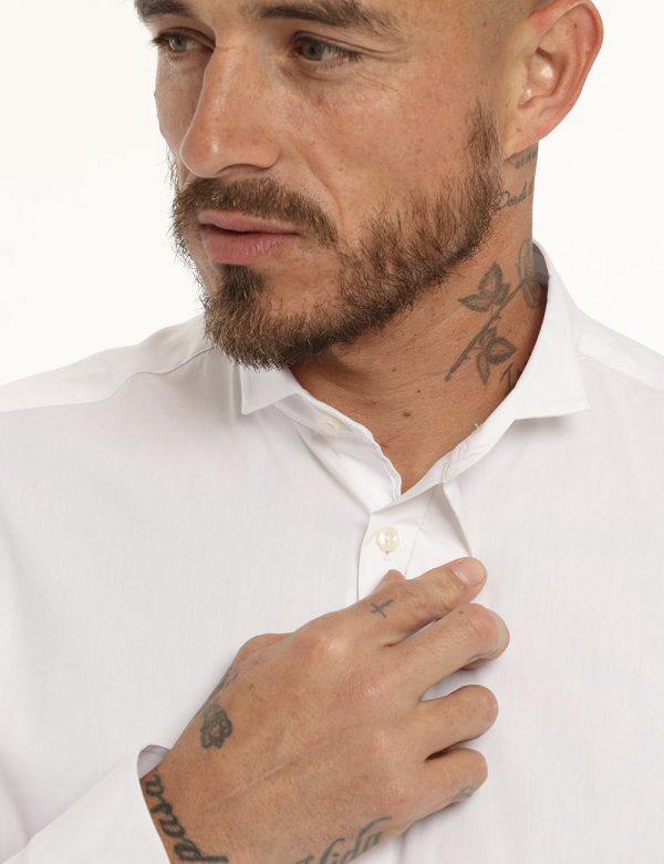 Camicia Antony Morato classica bianca - COMPOSIZIONE E VESTIBILITÀ:76% cotone 21% poliamide 3% elastaneIl modello è alto 178