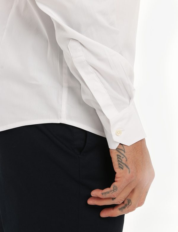 Camicia Antony Morato classica bianca - COMPOSIZIONE E VESTIBILITÀ:76% cotone 21% poliamide 3% elastaneIl modello è alto 178
