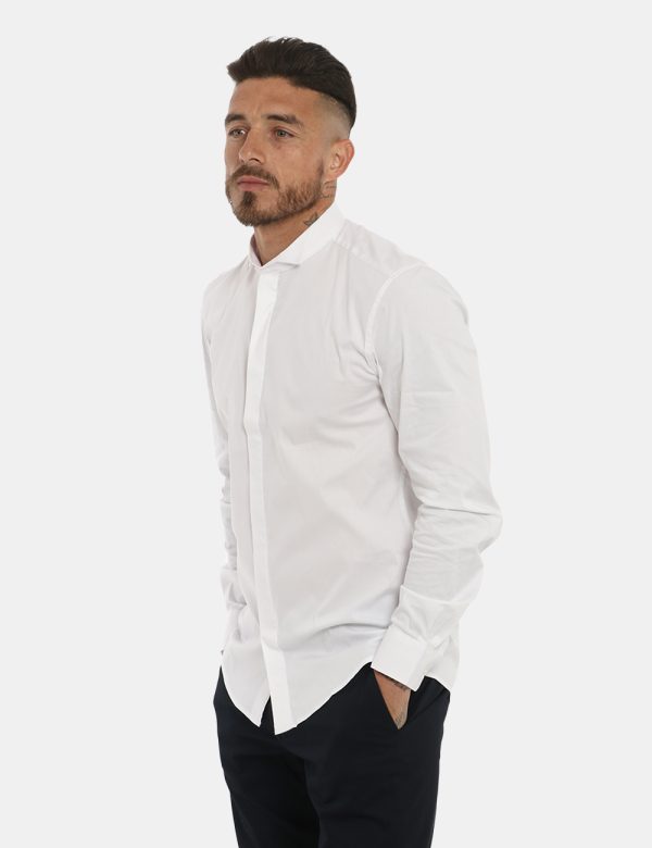 Camicia Antony Morato classica bianca - COMPOSIZIONE E VESTIBILITÀ:76% cotone 21% poliamide 3% elastaneIl modello è alto 178