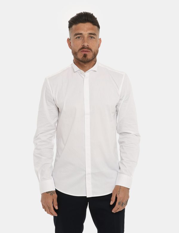 Camicia Antony Morato classica bianca - COMPOSIZIONE E VESTIBILITÀ:76% cotone 21% poliamide 3% elastaneIl modello è alto 178