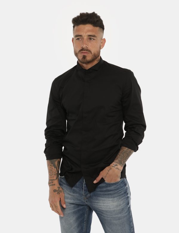 Camicia Antony Morato classica nero - COMPOSIZIONE E VESTIBILITÀ:76% cotone 21% poliamide 3% elastaneIl modello è alto 178 c