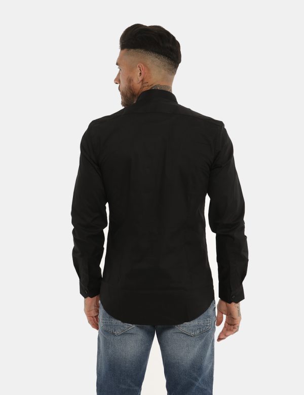 Camicia Antony Morato classica nero - COMPOSIZIONE E VESTIBILITÀ:76% cotone 21% poliamide 3% elastaneIl modello è alto 178 c