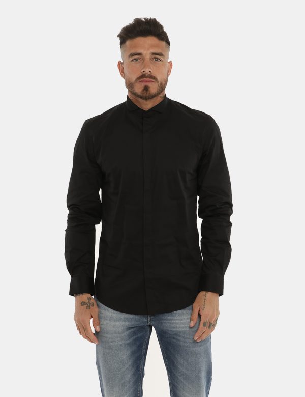 Camicia Antony Morato classica nero - COMPOSIZIONE E VESTIBILITÀ:76% cotone 21% poliamide 3% elastaneIl modello è alto 178 c