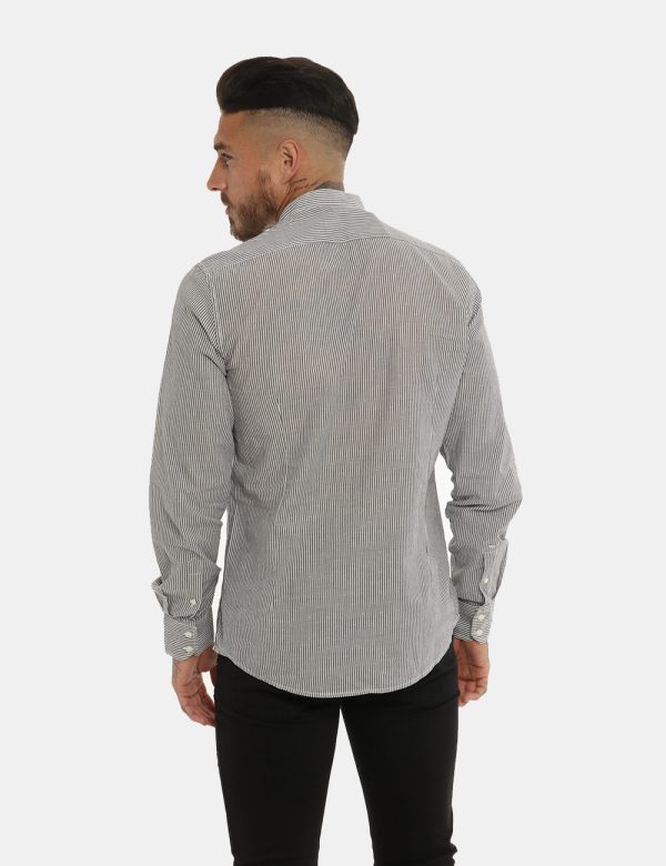 Camicia Antony Morato rigato bianco/grigio - COMPOSIZIONE E VESTIBILITÀ:100% cotoneIl modello è alto 178 cm e indossa la tag