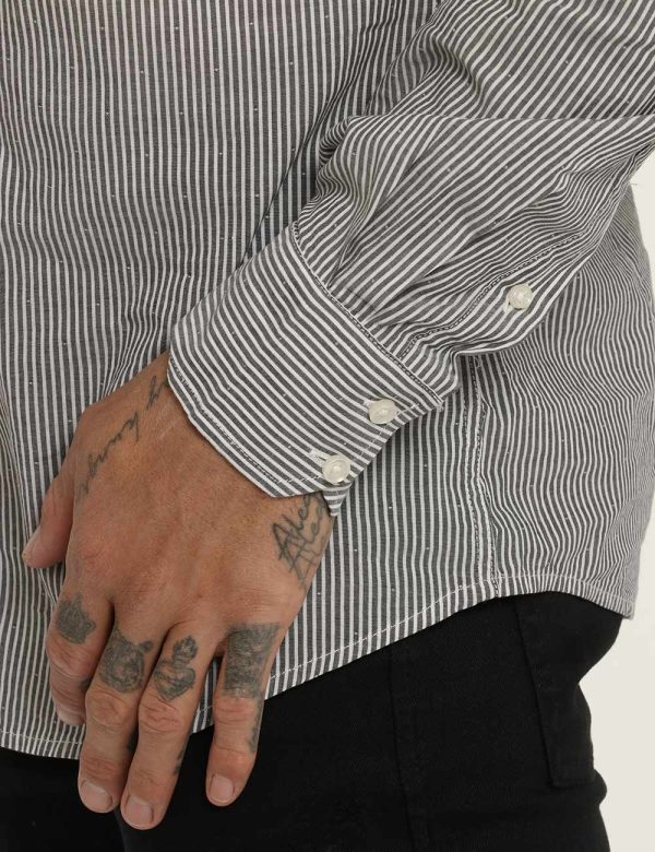 Camicia Antony Morato rigato bianco/grigio - COMPOSIZIONE E VESTIBILITÀ:100% cotoneIl modello è alto 178 cm e indossa la tag