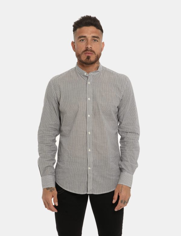 Camicia Antony Morato rigato bianco/grigio - COMPOSIZIONE E VESTIBILITÀ:100% cotoneIl modello è alto 178 cm e indossa la tag