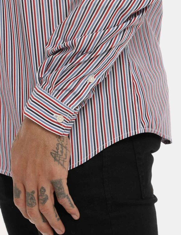 Camicia Antony Morato rigata rosso/blu - COMPOSIZIONE E VESTIBILITÀ:100% cotoneIl modello è alto 178 cm e indossa la taglia