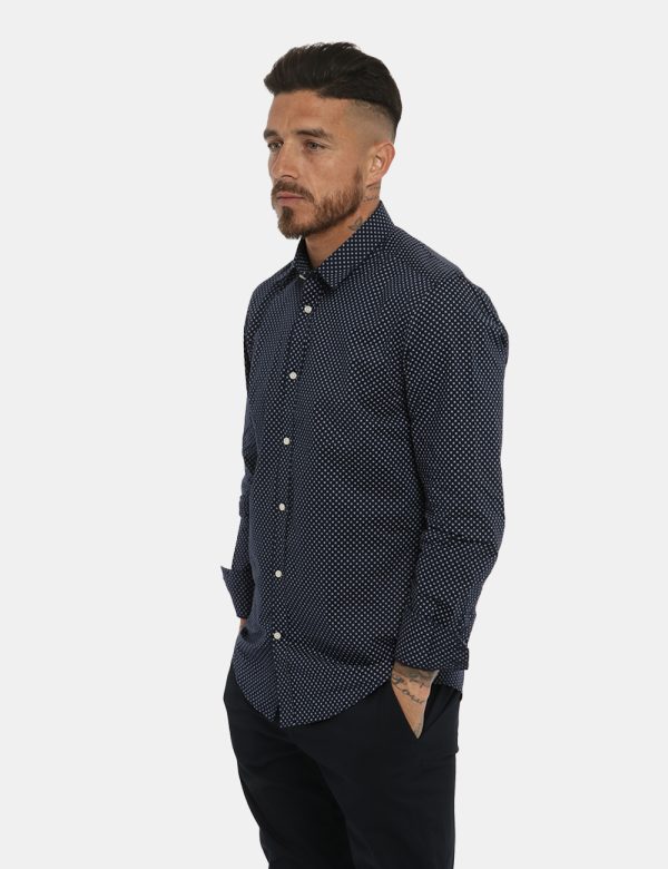 Camicia Antony Morato blu fantasia - COMPOSIZIONE E VESTIBILITÀ:100% cotoneIl modello è alto 178 cm e indossa la taglia 50.
