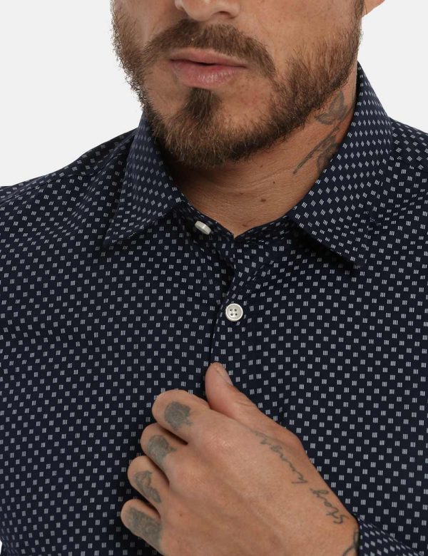 Camicia Antony Morato blu fantasia - COMPOSIZIONE E VESTIBILITÀ:100% cotoneIl modello è alto 178 cm e indossa la taglia 50.