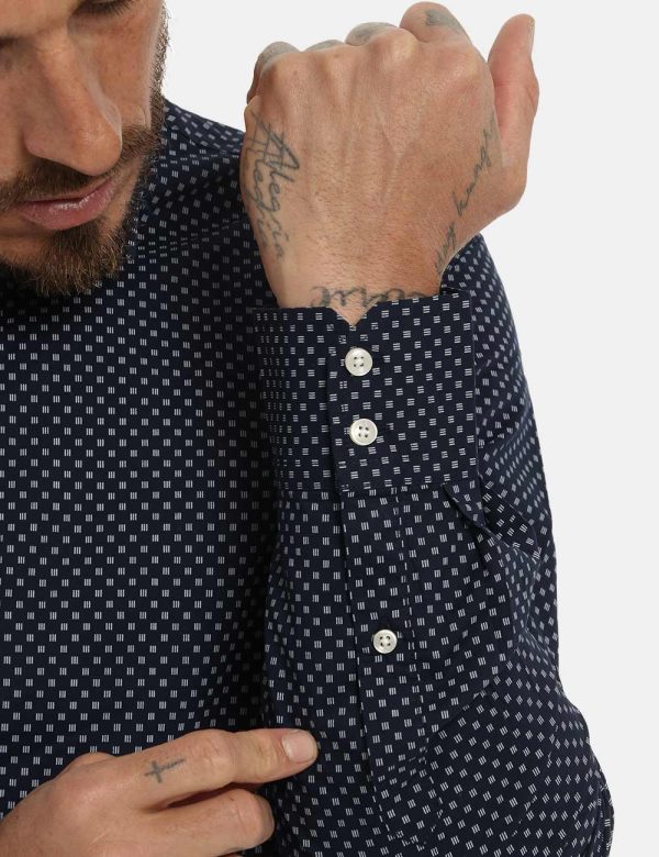 Camicia Antony Morato blu fantasia - COMPOSIZIONE E VESTIBILITÀ:100% cotoneIl modello è alto 178 cm e indossa la taglia 50.