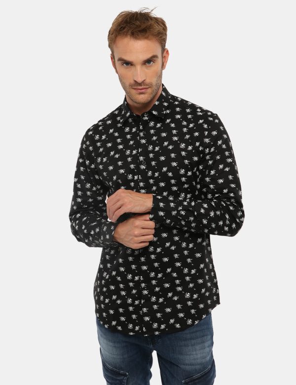 Camicia Antony Morato fantasia - 10% cotoneIl modello indossa la taglia 48 ed è alto 184 cm e la vestibilità è regolare. Spa