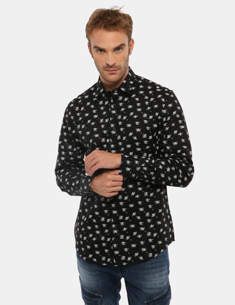 Camicia Antony Morato fantasia - 10% cotoneIl modello indossa la taglia 48 ed è alto 184 cm e la vestibilità è regolare. Spa