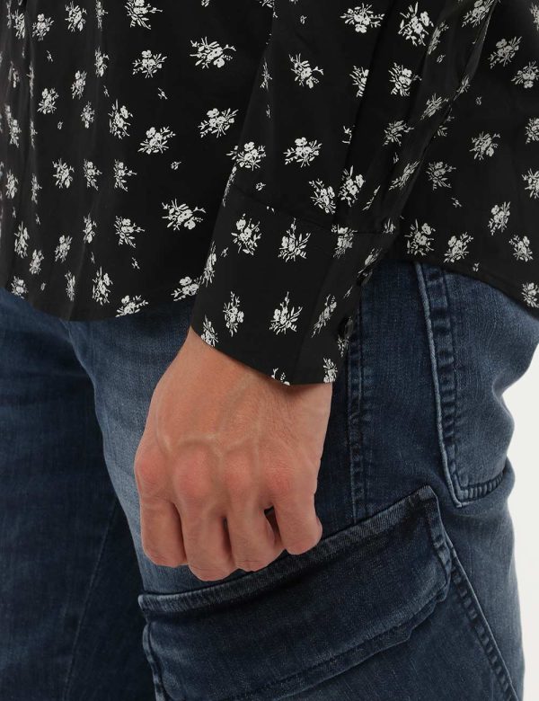 Camicia Antony Morato fantasia - 10% cotoneIl modello indossa la taglia 48 ed è alto 184 cm e la vestibilità è regolare. Spa