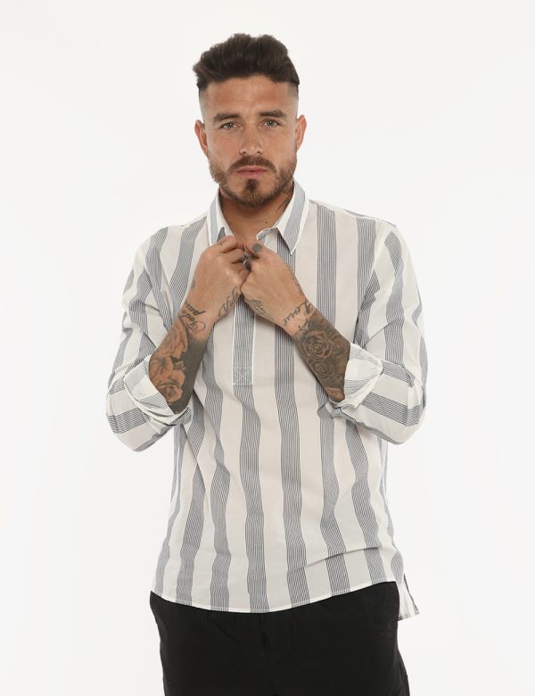 Camicia Antony Morato rigata bianca/blu - COMPOSIZIONE E VESTIBILITÀ:100% cotoneIl modello è alto 178 cm e indossa la taglia