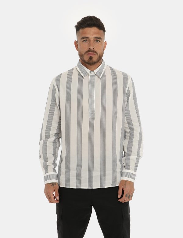 Camicia Antony Morato rigata bianca/blu - COMPOSIZIONE E VESTIBILITÀ:100% cotoneIl modello è alto 178 cm e indossa la taglia