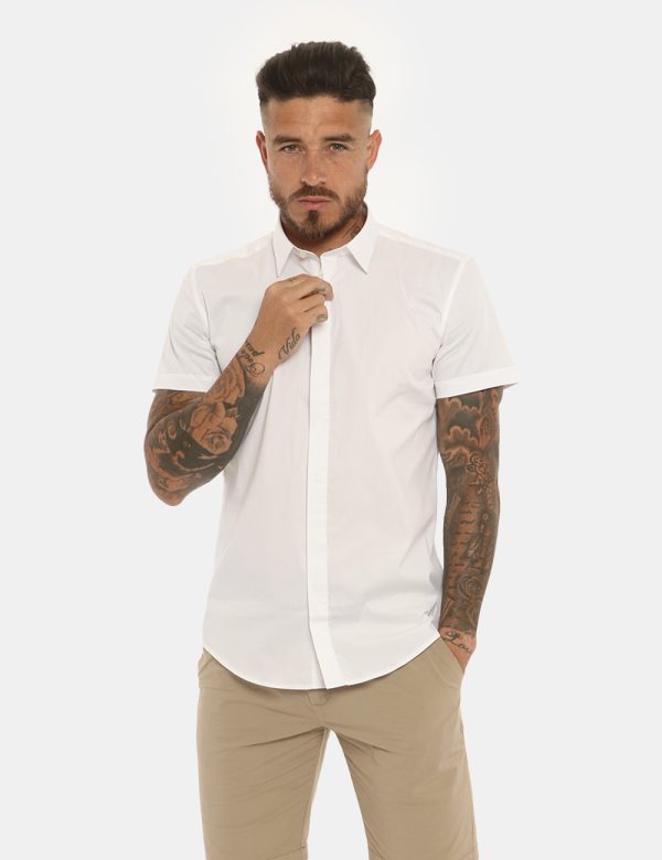 Camicia Antony Morato bianca - COMPOSIZIONE E VESTIBILITÀ:76% cotone 21% poliamide 3% elastaneIl modello è alto 178 cm e ind