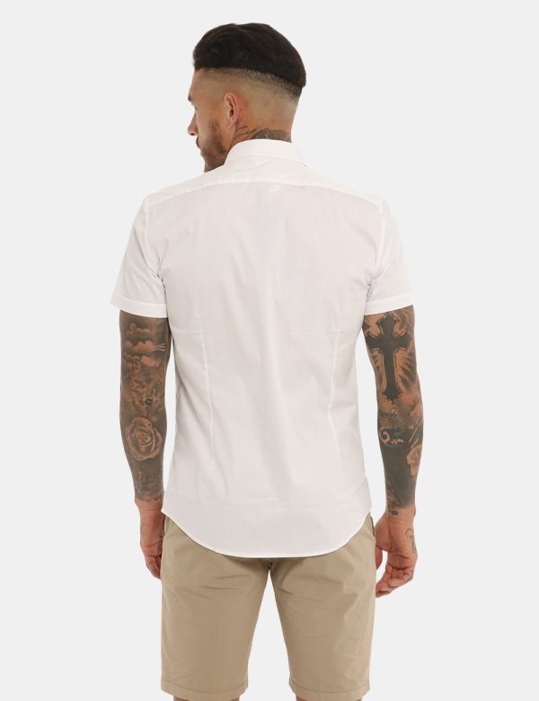 Camicia Antony Morato bianca - COMPOSIZIONE E VESTIBILITÀ:76% cotone 21% poliamide 3% elastaneIl modello è alto 178 cm e ind