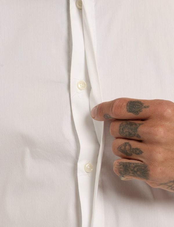 Camicia Antony Morato bianca - COMPOSIZIONE E VESTIBILITÀ:76% cotone 21% poliamide 3% elastaneIl modello è alto 178 cm e ind