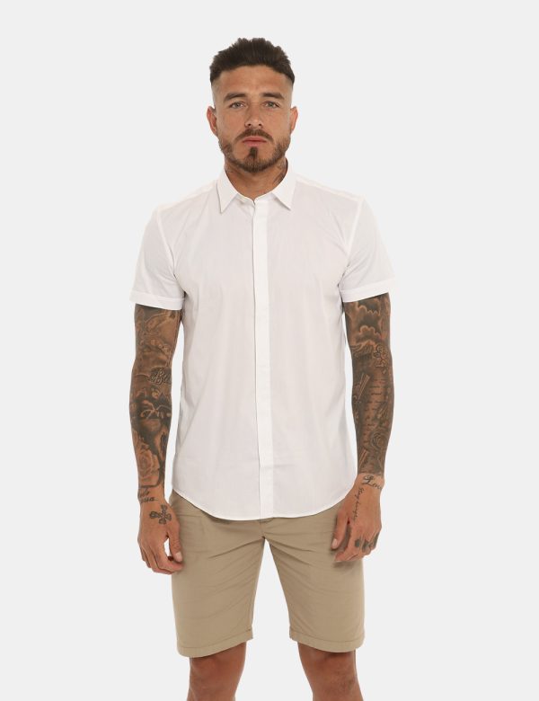 Camicia Antony Morato bianca - COMPOSIZIONE E VESTIBILITÀ:76% cotone 21% poliamide 3% elastaneIl modello è alto 178 cm e ind