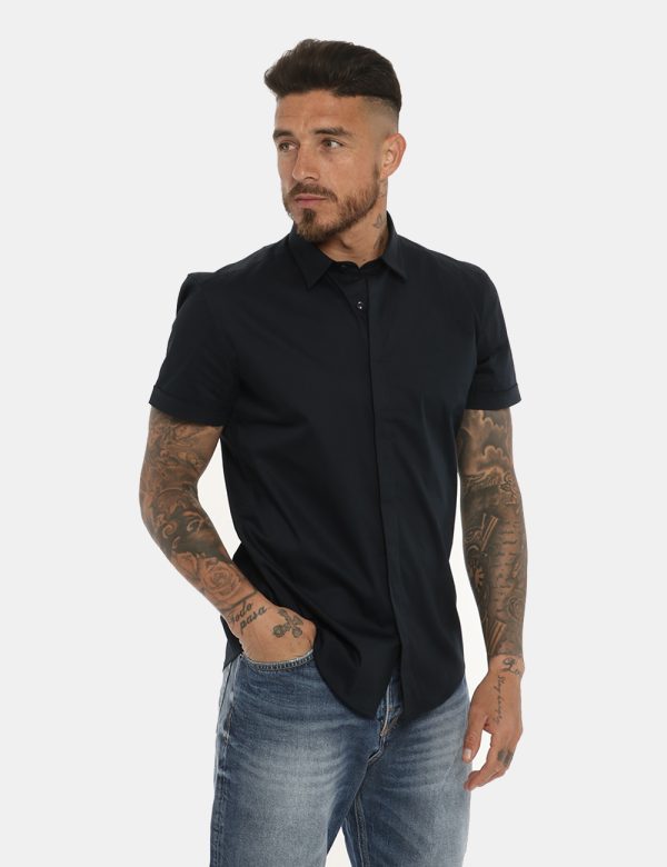 Camicia Antony Morato nero - COMPOSIZIONE E VESTIBILITÀ:76% cotone 21% poliamide 3% elastaneIl modello è alto 178 cm e indos