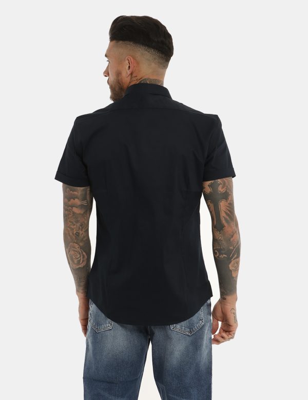 Camicia Antony Morato nero - COMPOSIZIONE E VESTIBILITÀ:76% cotone 21% poliamide 3% elastaneIl modello è alto 178 cm e indos
