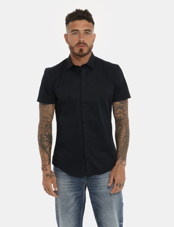 Camicia Antony Morato nero - COMPOSIZIONE E VESTIBILITÀ:76% cotone 21% poliamide 3% elastaneIl modello è alto 178 cm e indos