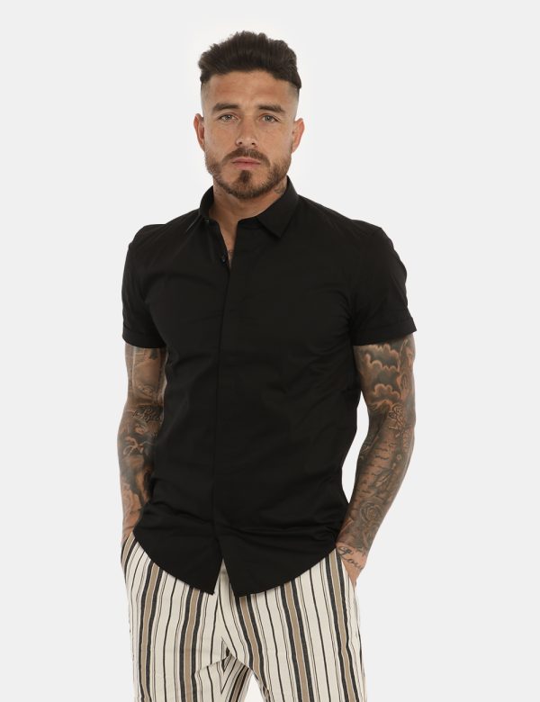 Camicia Antony Morato marrone - COMPOSIZIONE E VESTIBILITÀ:76% cotone 21% poliamide 3% elastaneIl modello è alto 178 cm e in