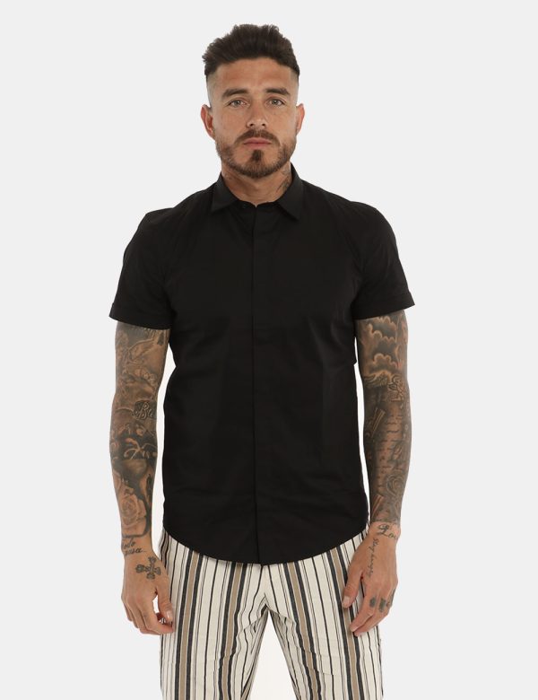 Camicia Antony Morato marrone - COMPOSIZIONE E VESTIBILITÀ:76% cotone 21% poliamide 3% elastaneIl modello è alto 178 cm e in