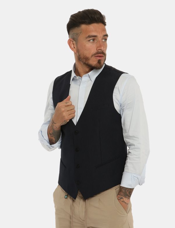 Gilet Antony Morato blu scuro - COMPOSIZIONE E VESTIBILITÀ:65% cotone 35% poliestere Il modello è alto 178 cm e indossa la t