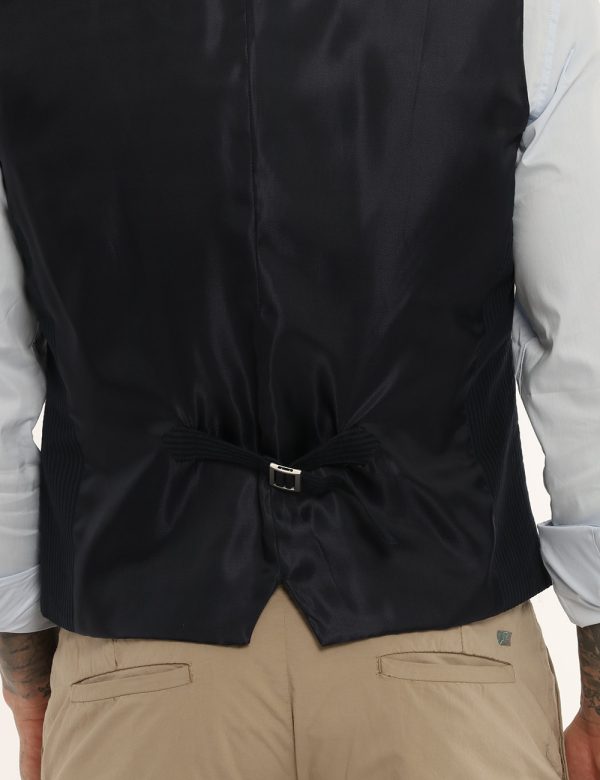 Gilet Antony Morato blu scuro - COMPOSIZIONE E VESTIBILITÀ:65% cotone 35% poliestere Il modello è alto 178 cm e indossa la t