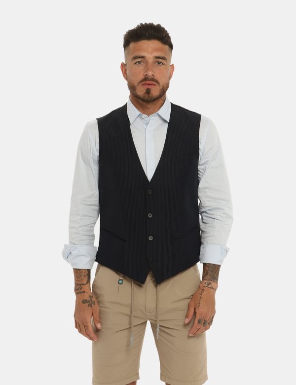 Gilet Antony Morato blu scuro - COMPOSIZIONE E VESTIBILITÀ:65% cotone 35% poliestere Il modello è alto 178 cm e indossa la t